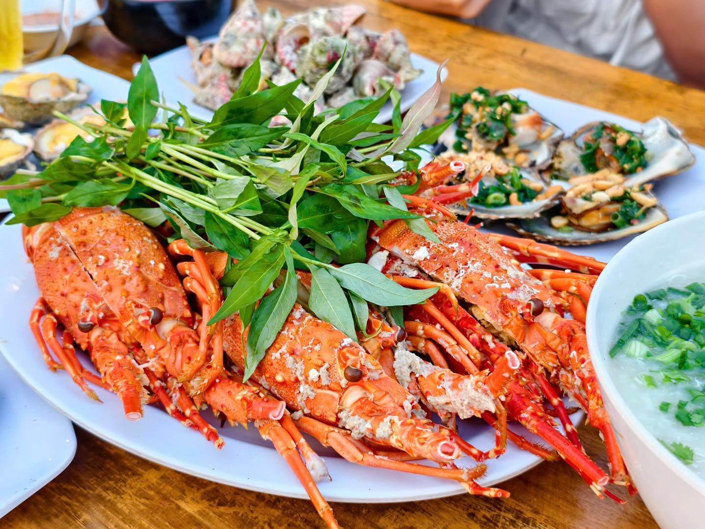 Nhắc đến những món ăn từ hải sản thì không thể thiếu tôm hùm nha