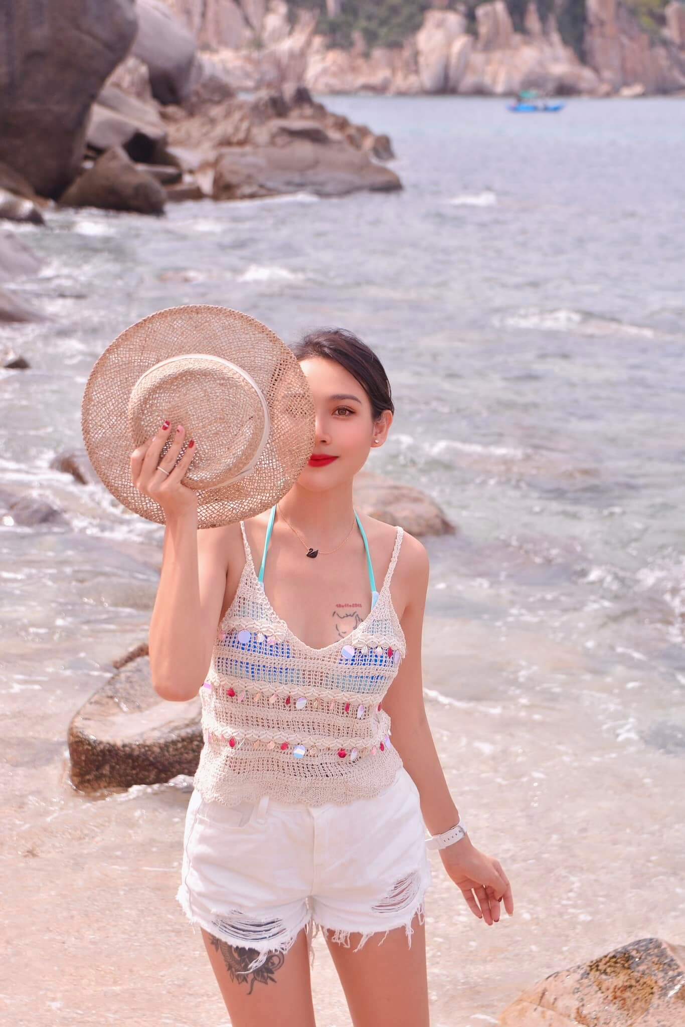 Bãi Cóc hấp dẫn du khách bởi cảnh sắc ban sơ và biển xanh trong