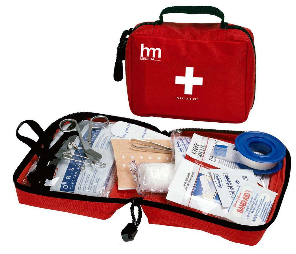 Bạn nhớ mang theo một vài món đồ y tế để xử lý vết thương khi gặp sự cố nhé