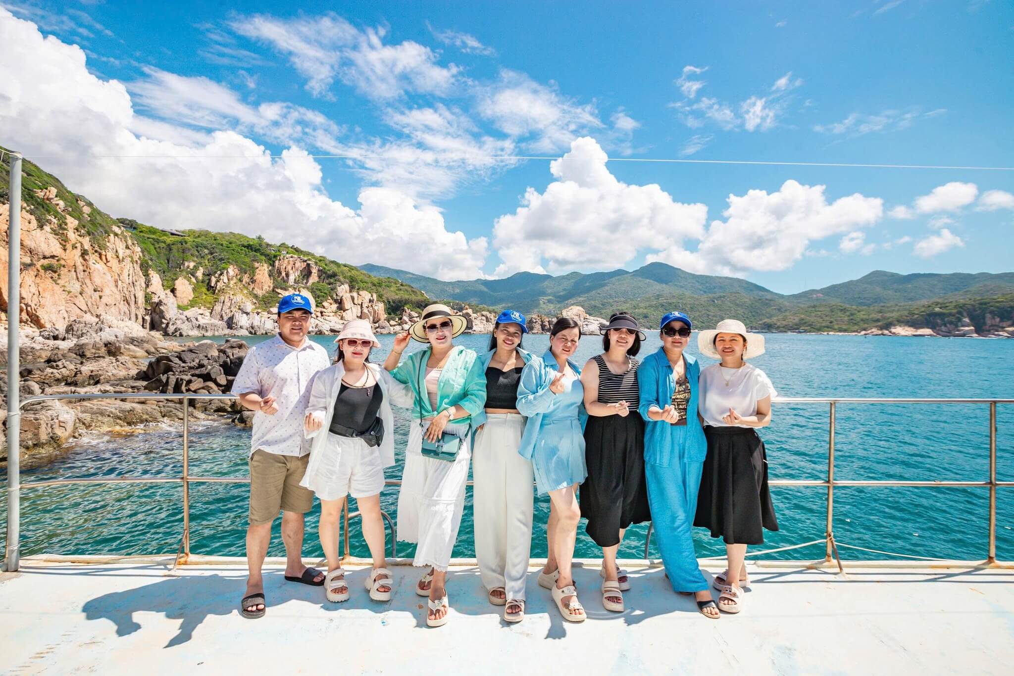 Check in vịnh Vĩnh Hy trên boong tàu đáy kính