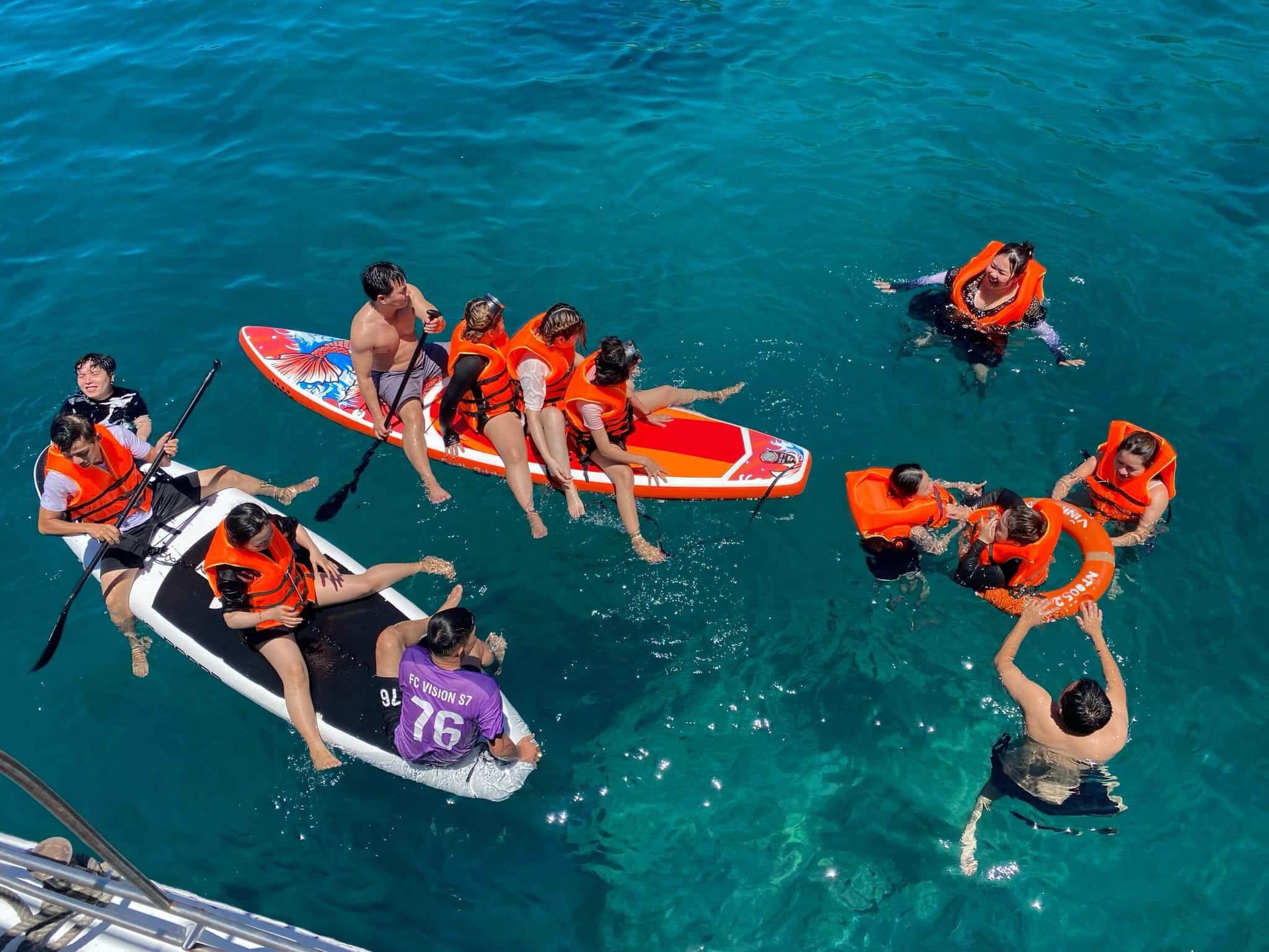 Trải nghiệm biển bằng tàu du lịch Vĩnh Hy