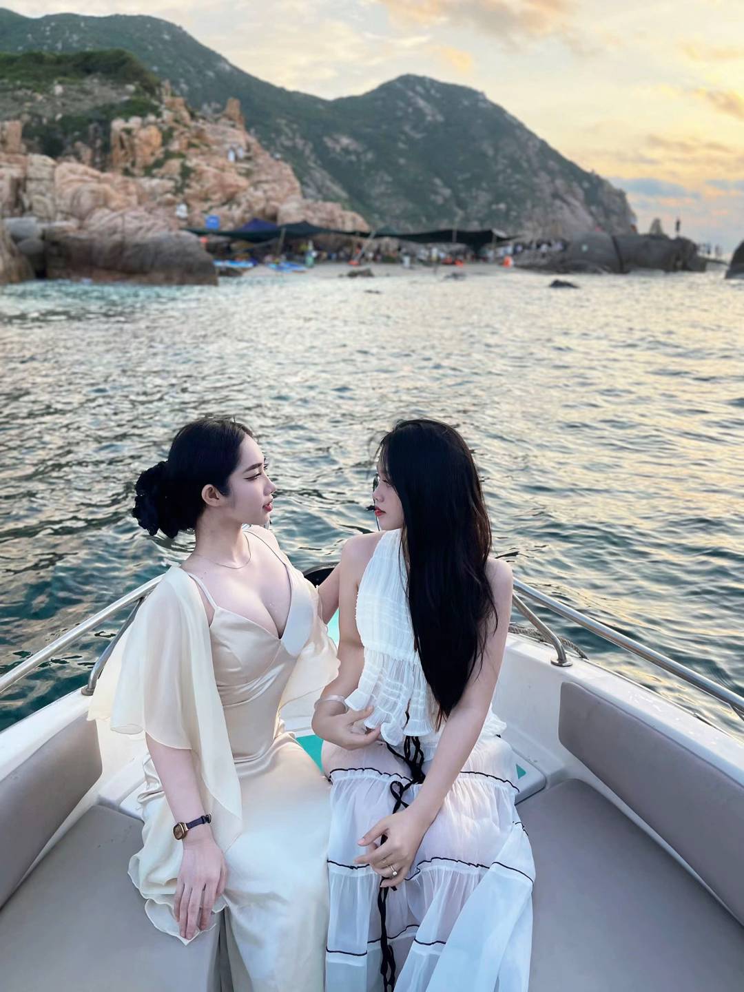 Bởi cano du lịch Vĩnh Hy mang đến nhiều trải nghiệm thú vị