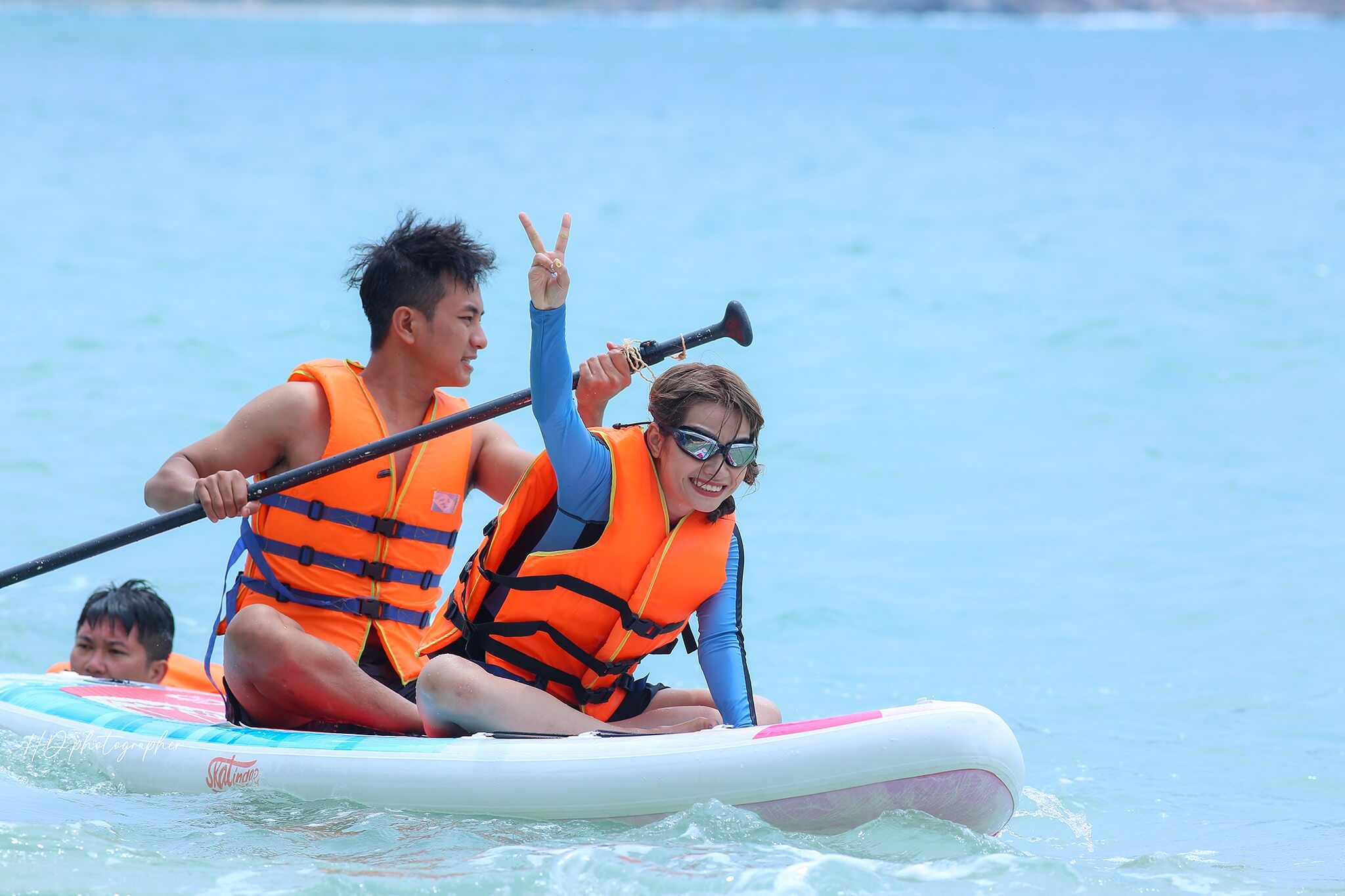 Sự thích thú của du khách khi trải nghiệm biển trên vịnh Vĩnh Hy