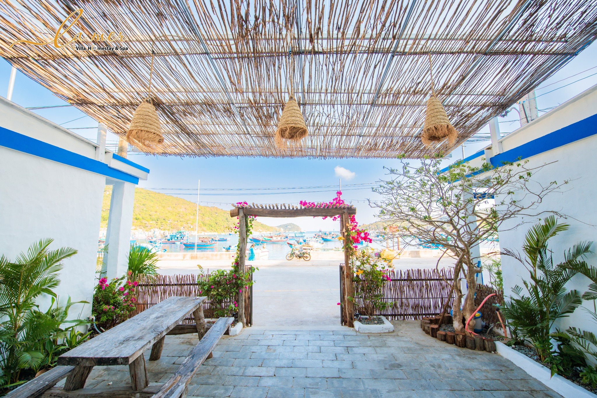 Đón bạn tại Nắng là một không gian ngắm vịnh ngay tại nhà