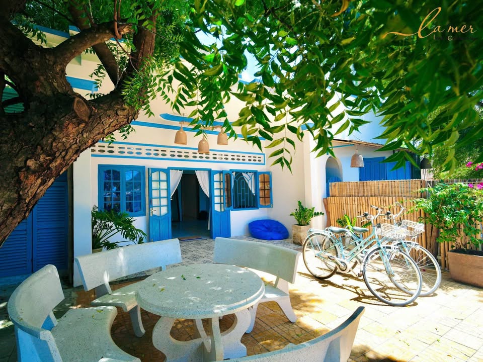 Bên ngoài sân hiên của Villa Thuyền Vĩnh Hy