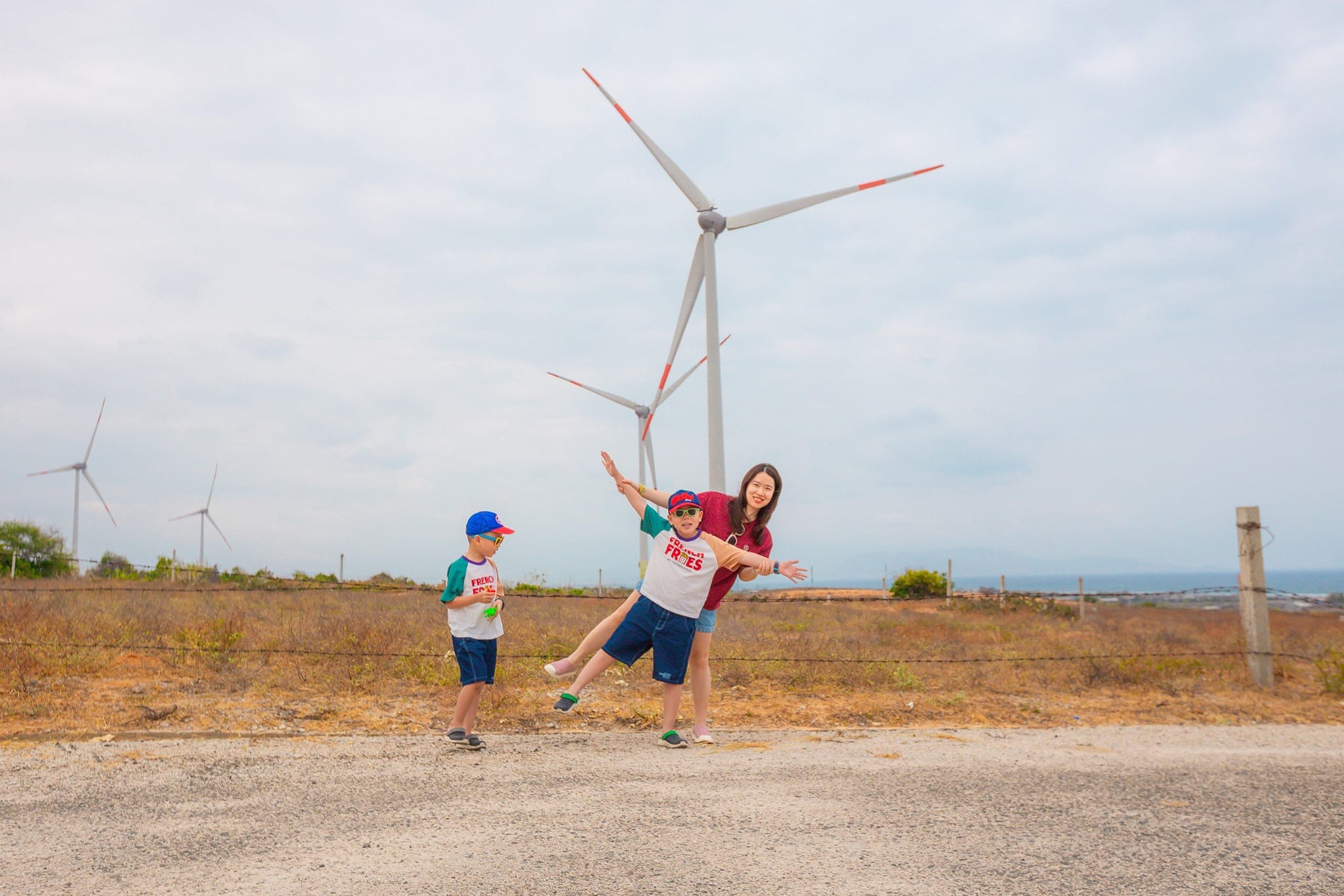 Check in chụp hình khu vực điện gió Sơn Hải
