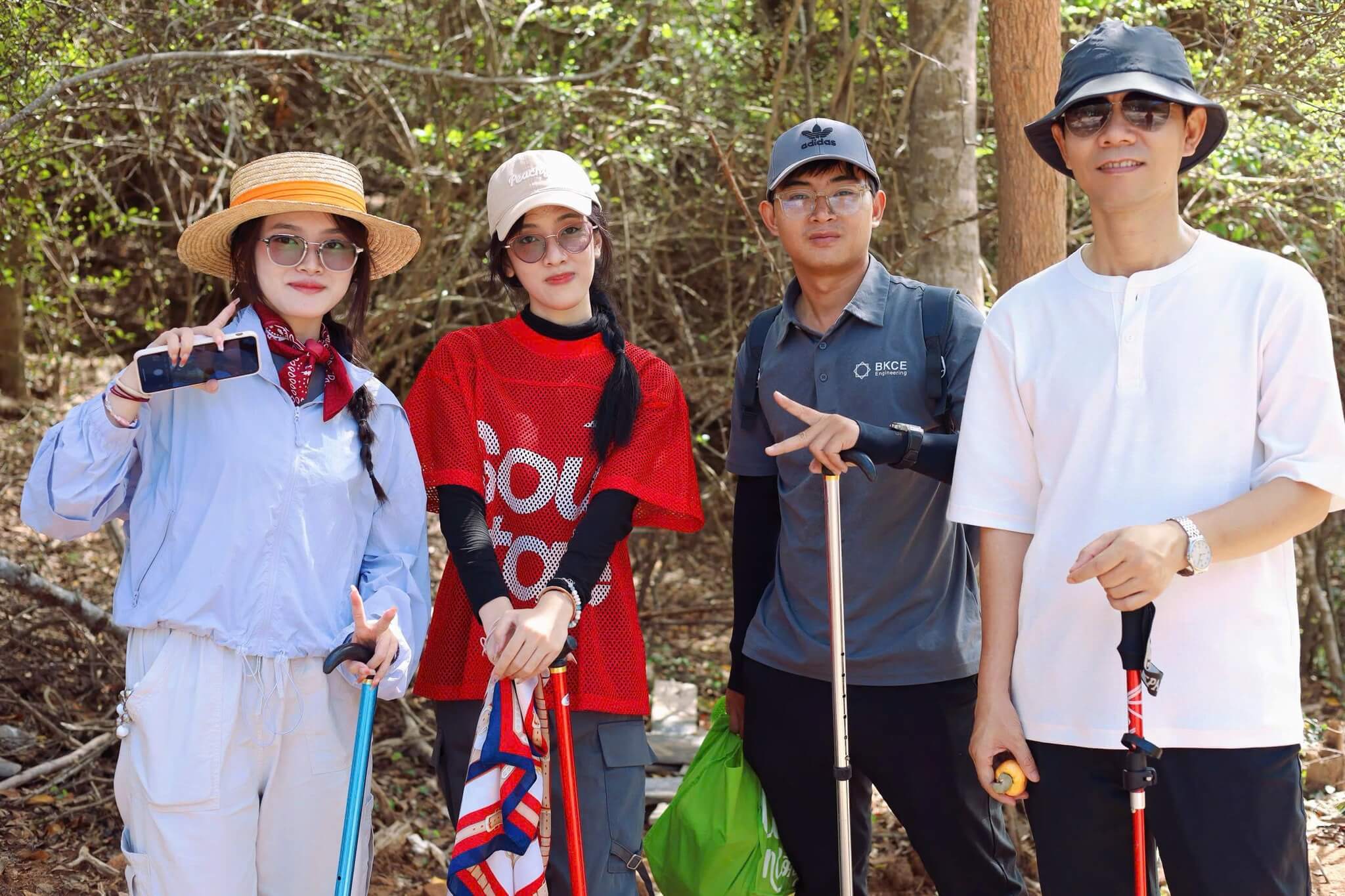 Lên dây cót chuẩn bị chinh phục đỉnh Đá Đỏ trong tour trekking Núi Chúa 1 ngày