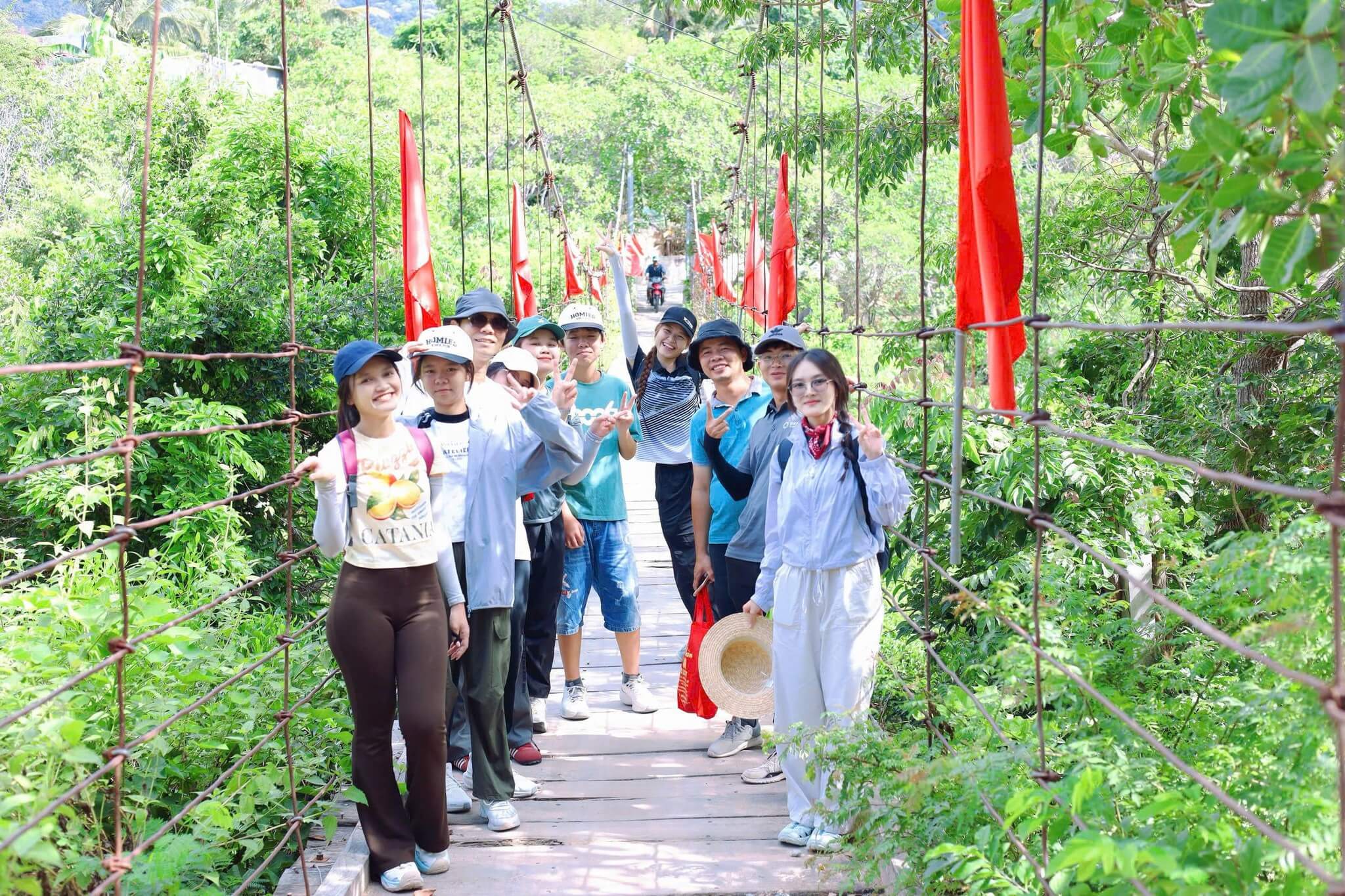 Check in chụp hình trên cầu treo tại thôn Cầu Gãy