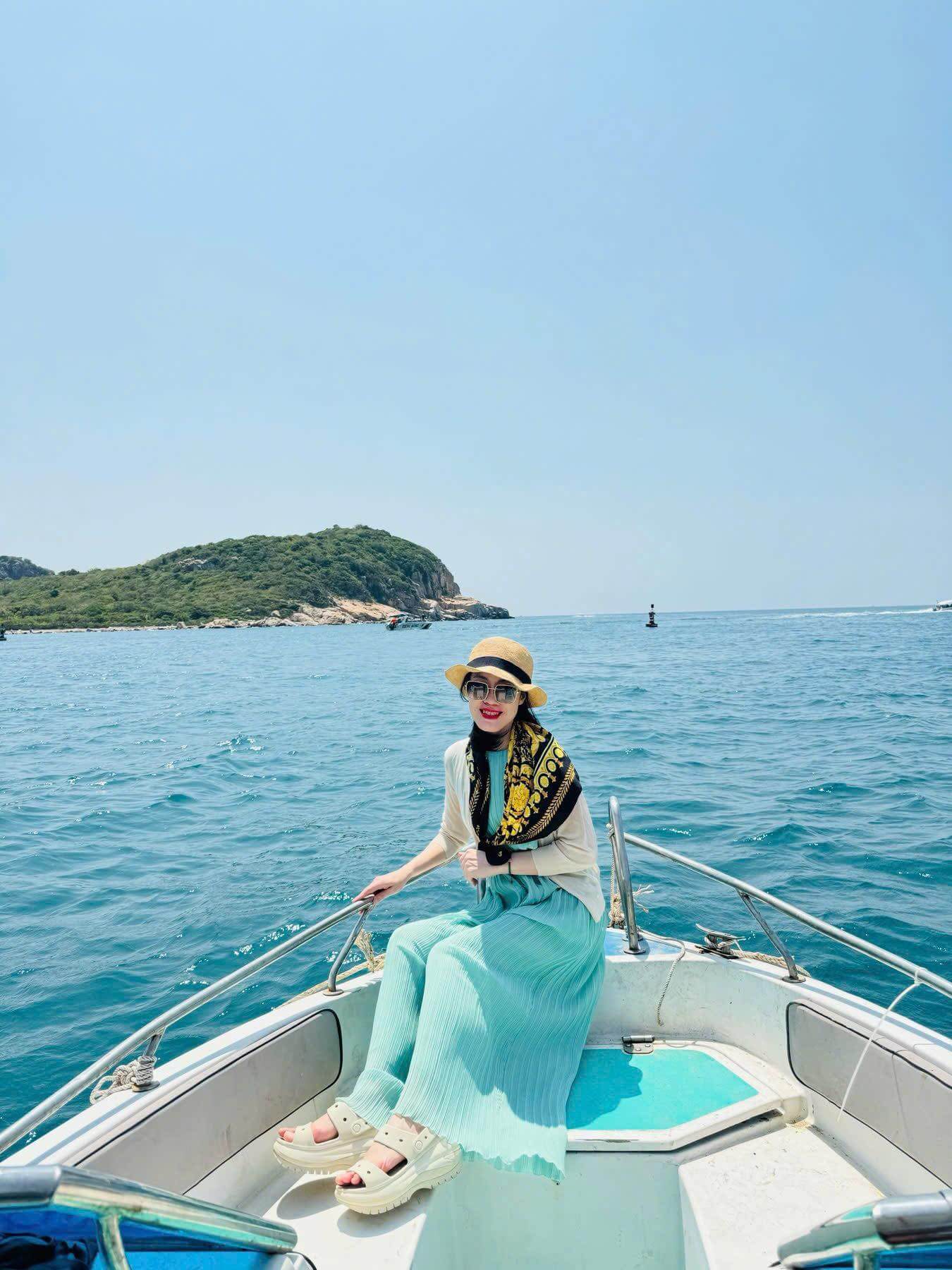 Thuê cano Vĩnh Hy đi tham quan chụp hình là lựa chọn giúp tối ưu thời gian và chi phí