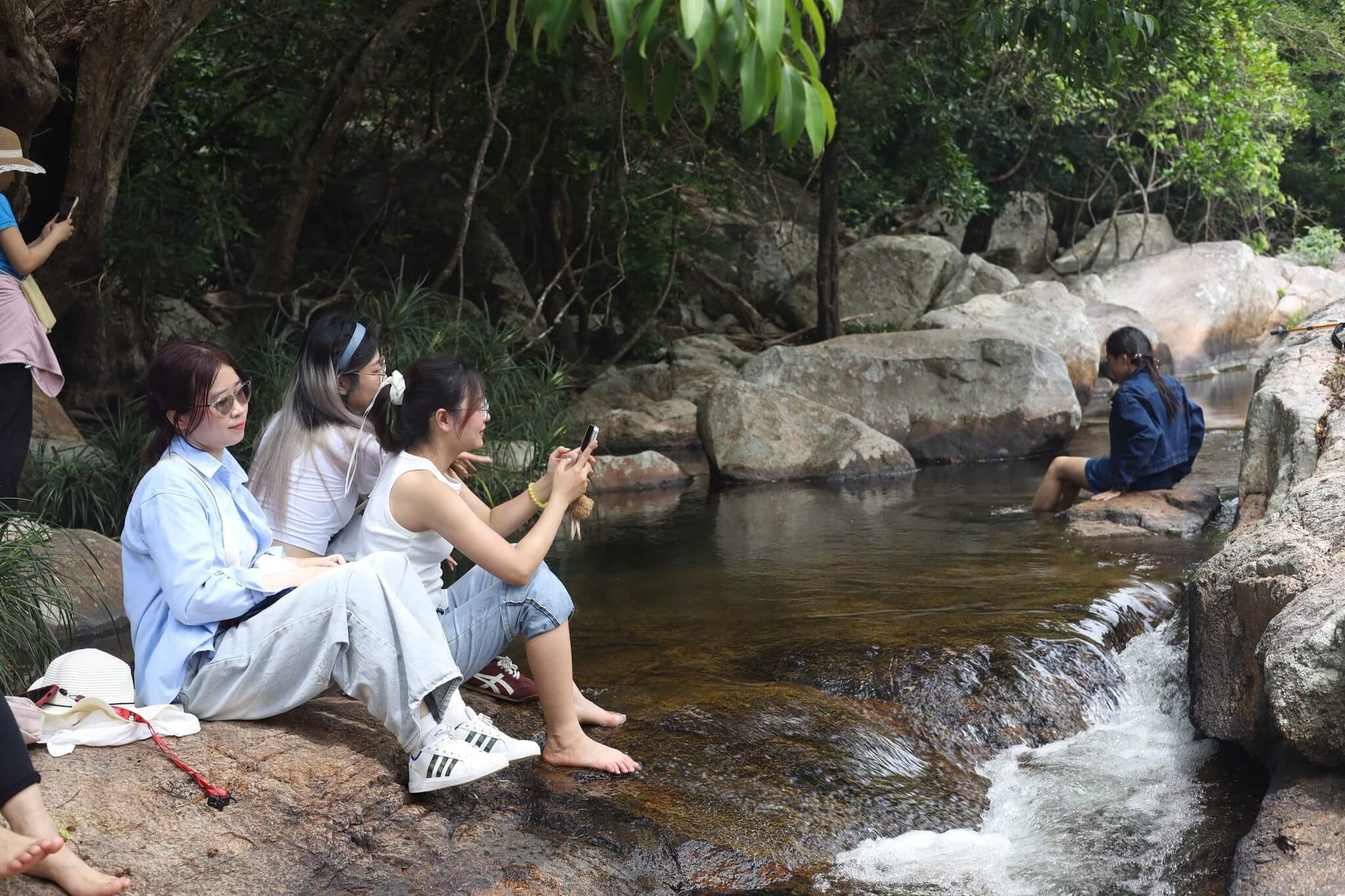 Thư giãn tắm mát tại suối Lồ Ồ - Dòng suối mát mẻ và dịu hiền