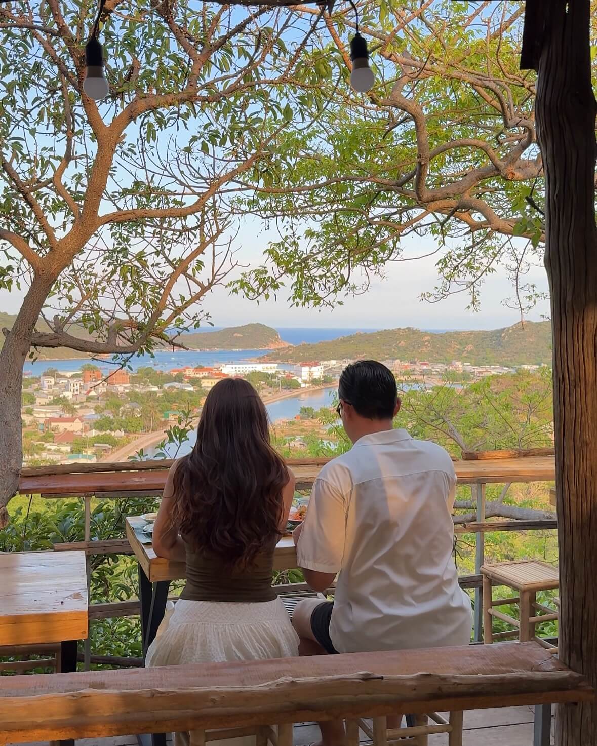 View thưởng thức cafe ngắm toàn cảnh vịnh Vĩnh Hy trên Đoài