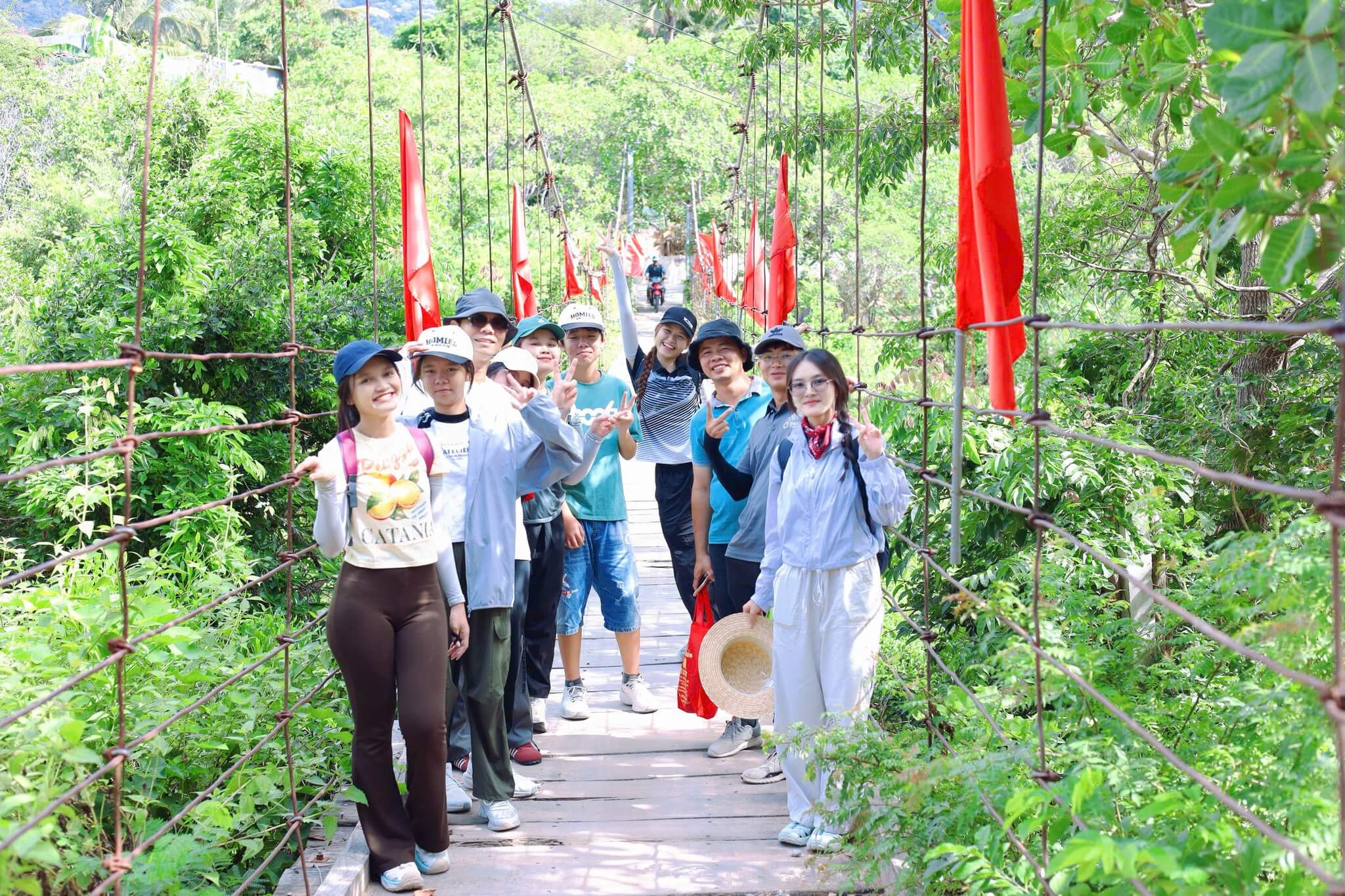 Cây cầu treo bắt ngang qua suối Lồ Ồ là địa điểm check-in đẹp mà bạn không nên bỏ lỡ