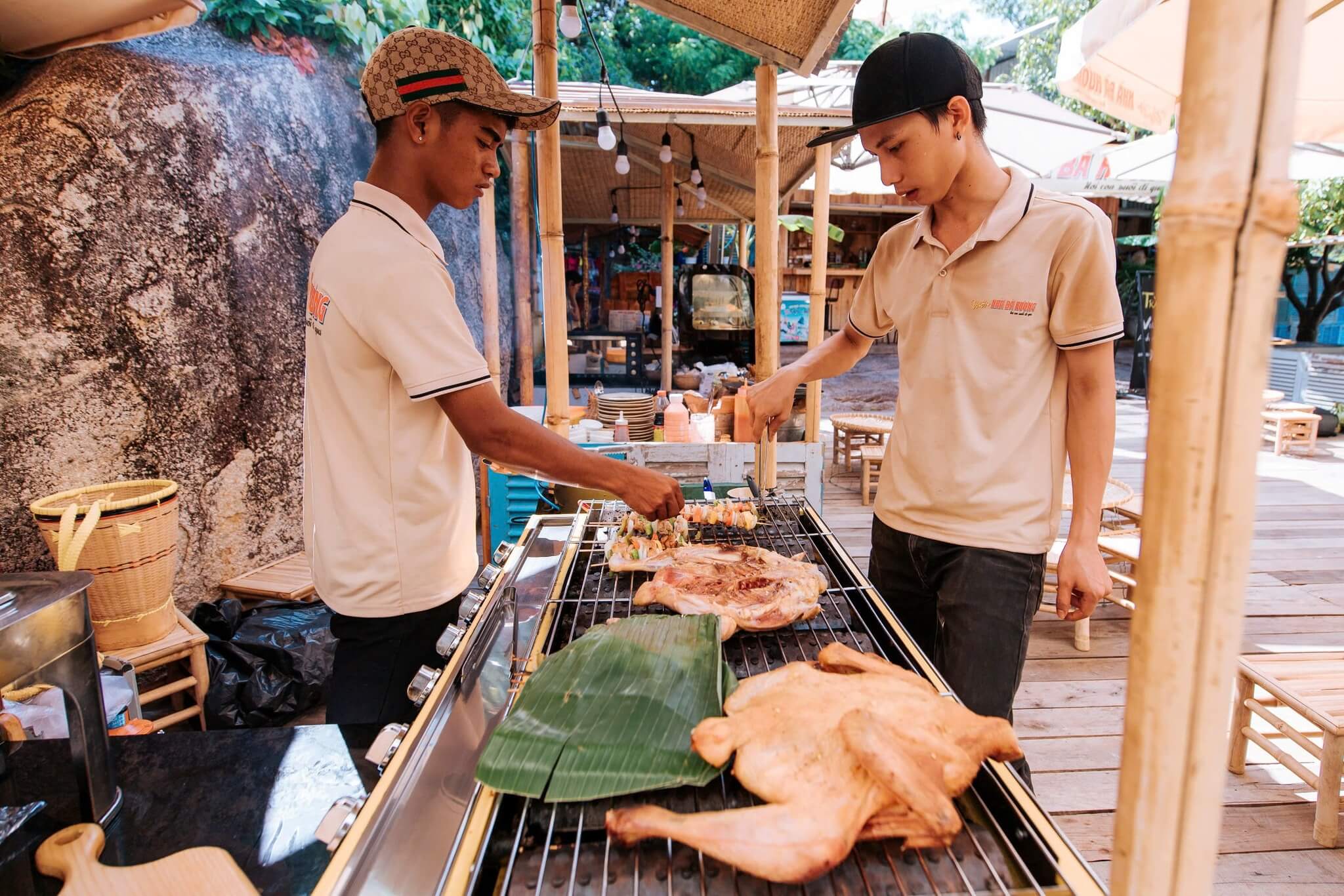 Thưởng thức ẩm thực đặc sản địa phương là điều mà bạn nên thử khi đến đây