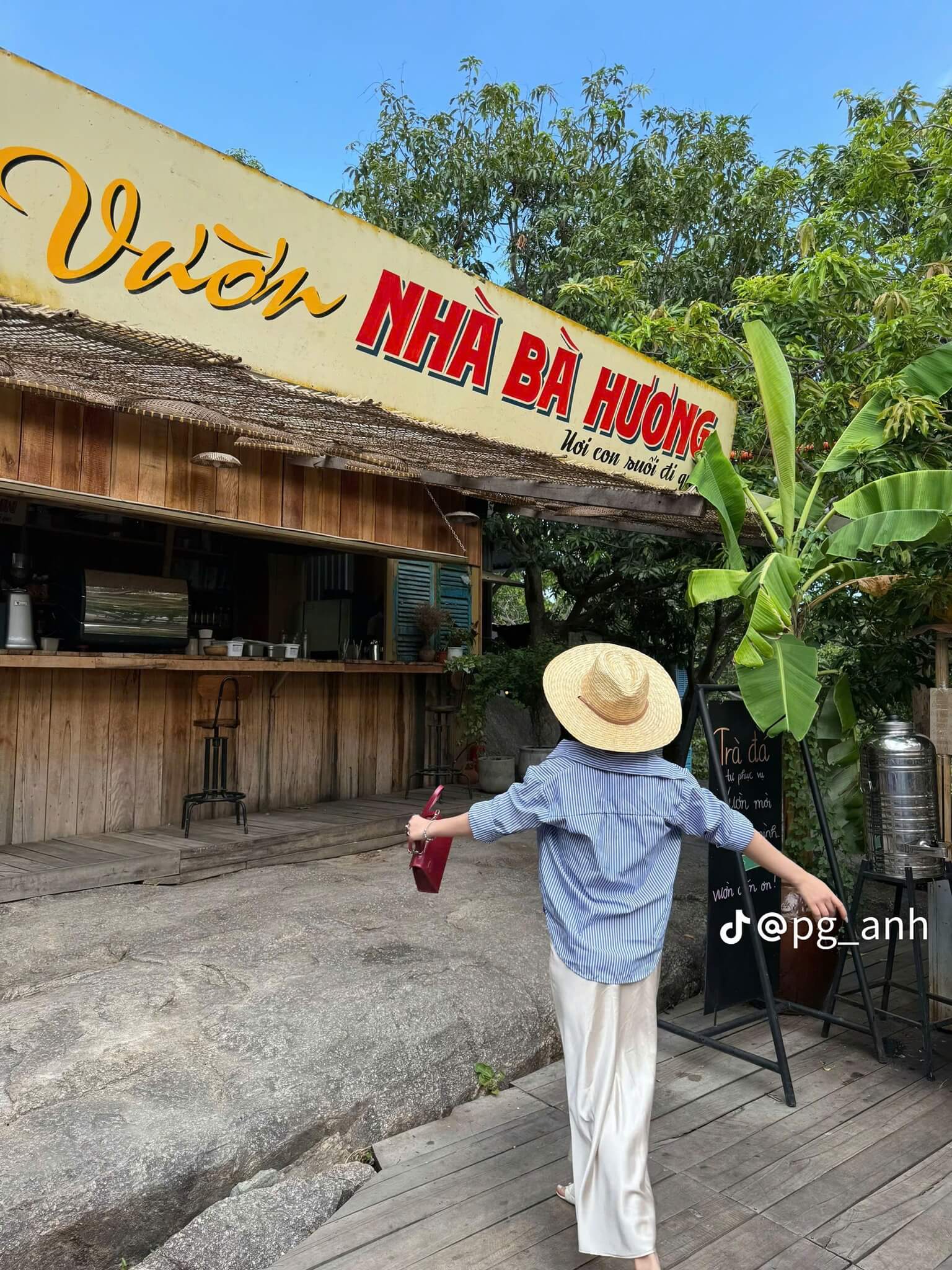 Check-in quầy pha chế Quán vườn nhà Bà Hương bên suối Lồ Ồ