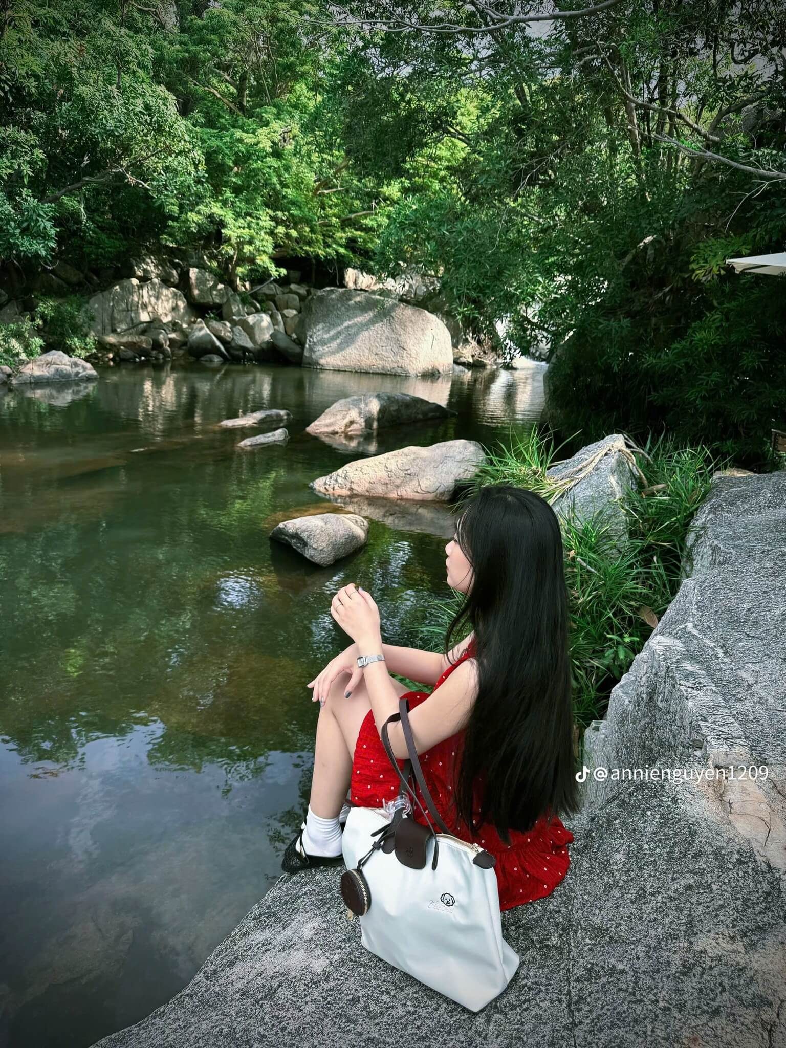 Ngâm chân thư giãn và tắm suối là hoạt động được nhiều du khách yêu thích